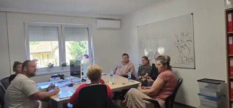 A hospice ellátás egyik legfontosabb célja, hogy a betegek számára a lehető legnagyobb testi és lelki komfortot biztosítsa, miközben a családtagok is megfelelő támogatást kapnak ebben az érzékeny élethelyzetben. Ennek jegyében a Petica Hospice Kft. 2026. május 27-től rendszeres, támogató jellegű tréningeket indít az érdeklődő betegek és hozzátartozóik számára.